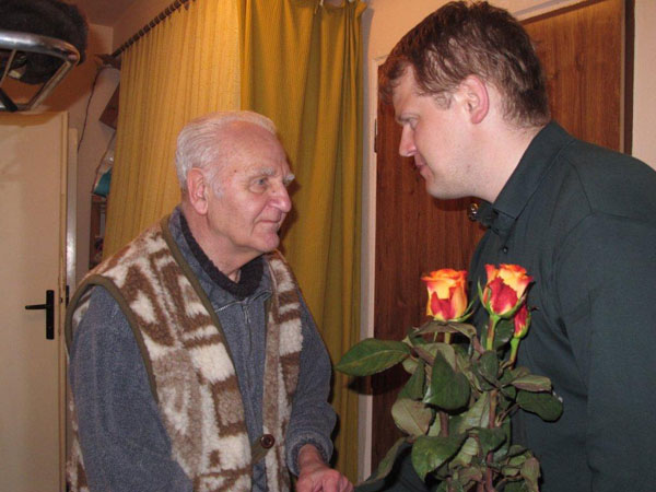 Vladimír Jukl prijíma gratulácie k 78 narodeninám od Františka Neupauera